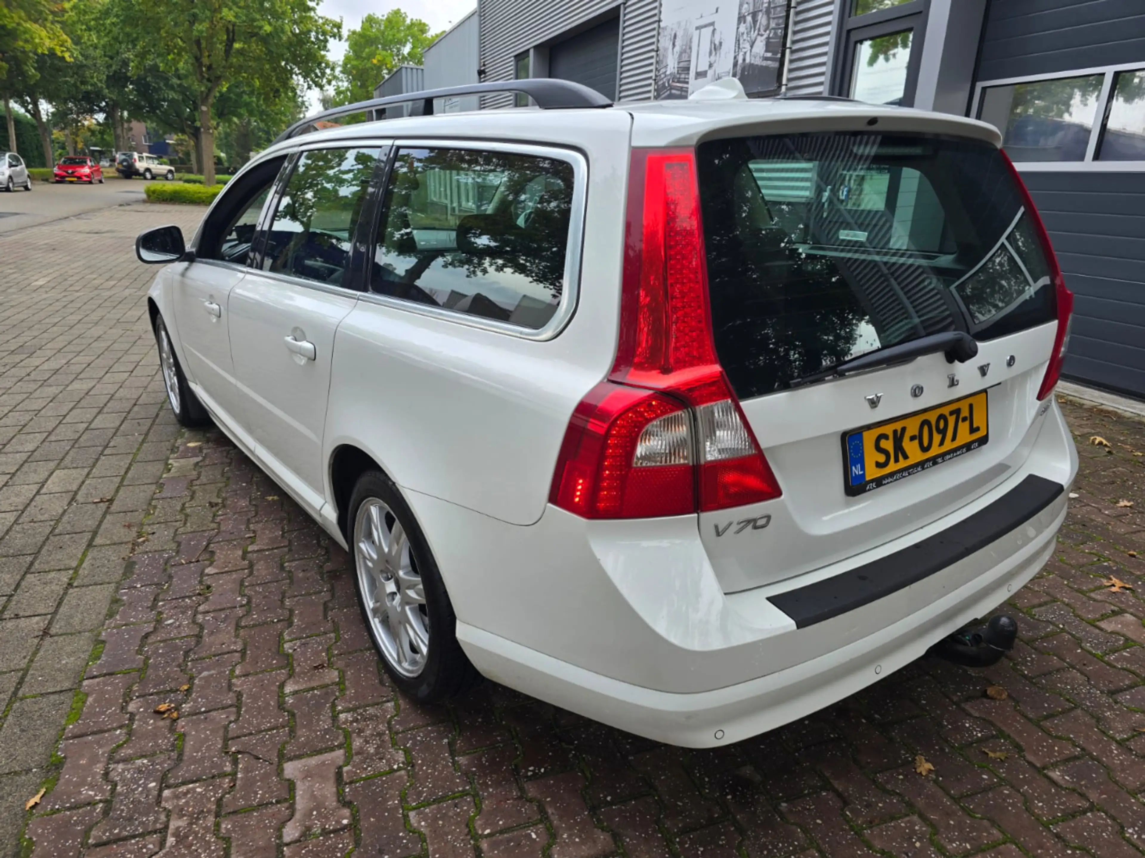 Volvo V70 2.5T Momentum — photo 6