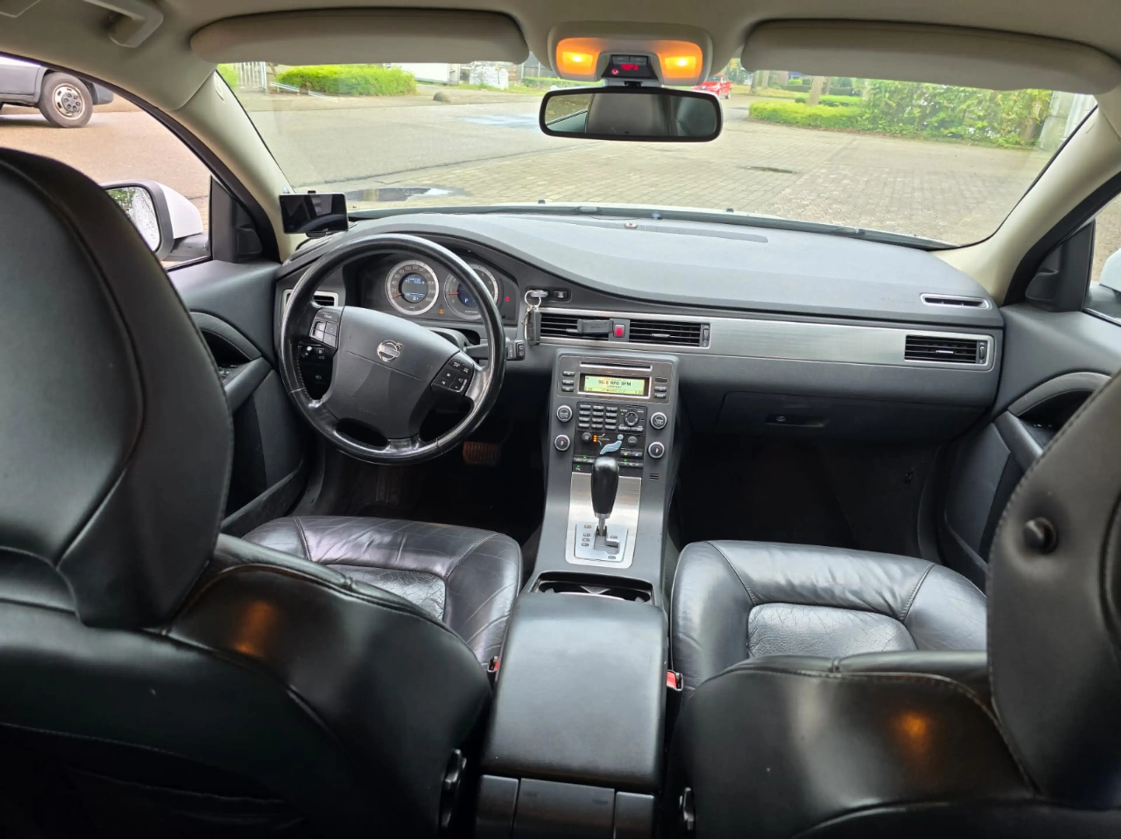 Volvo V70 2.5T Momentum — photo 14