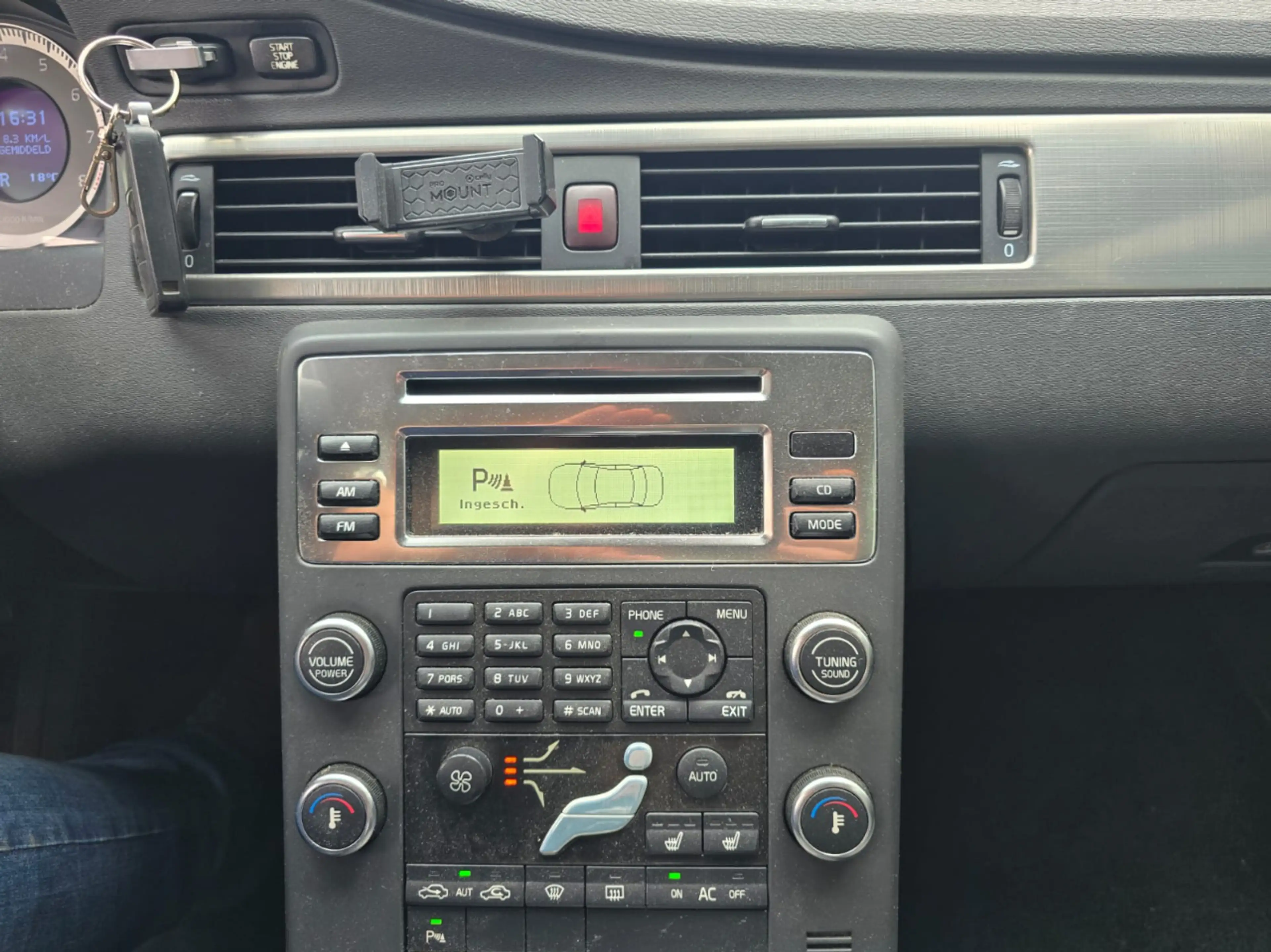 Volvo V70 2.5T Momentum — photo 9