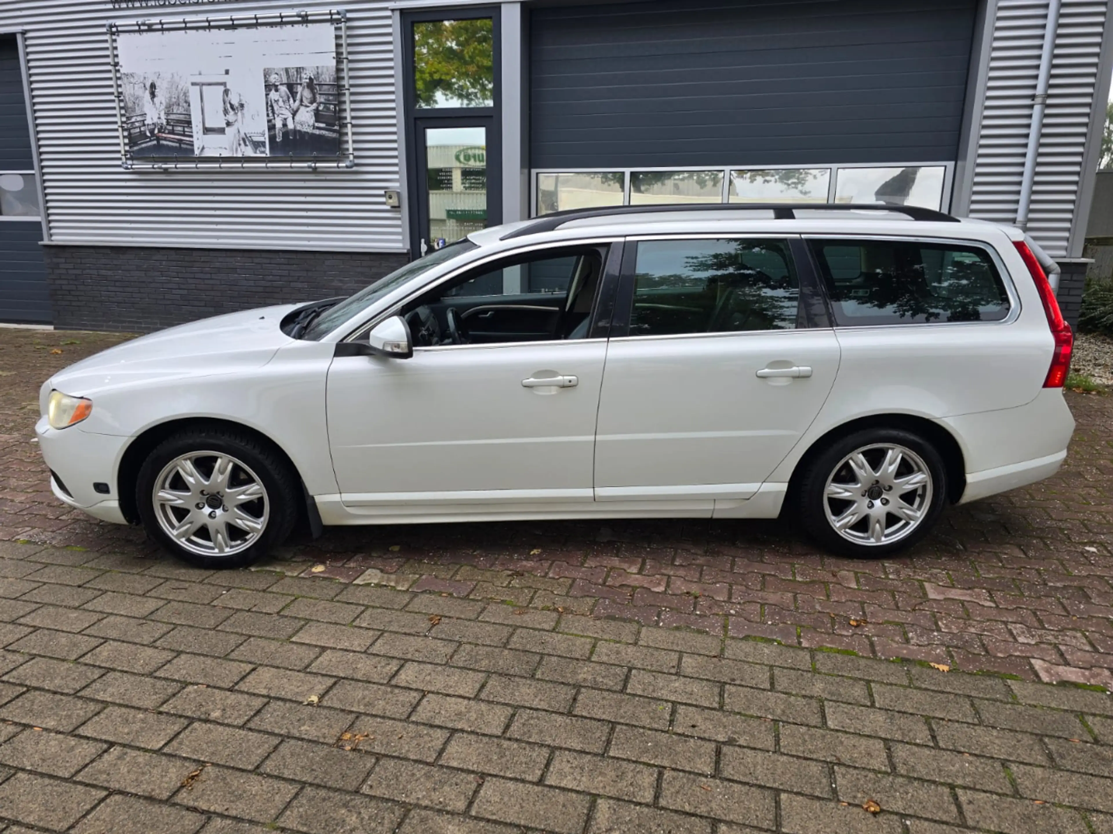 Volvo V70 2.5T Momentum — photo 5