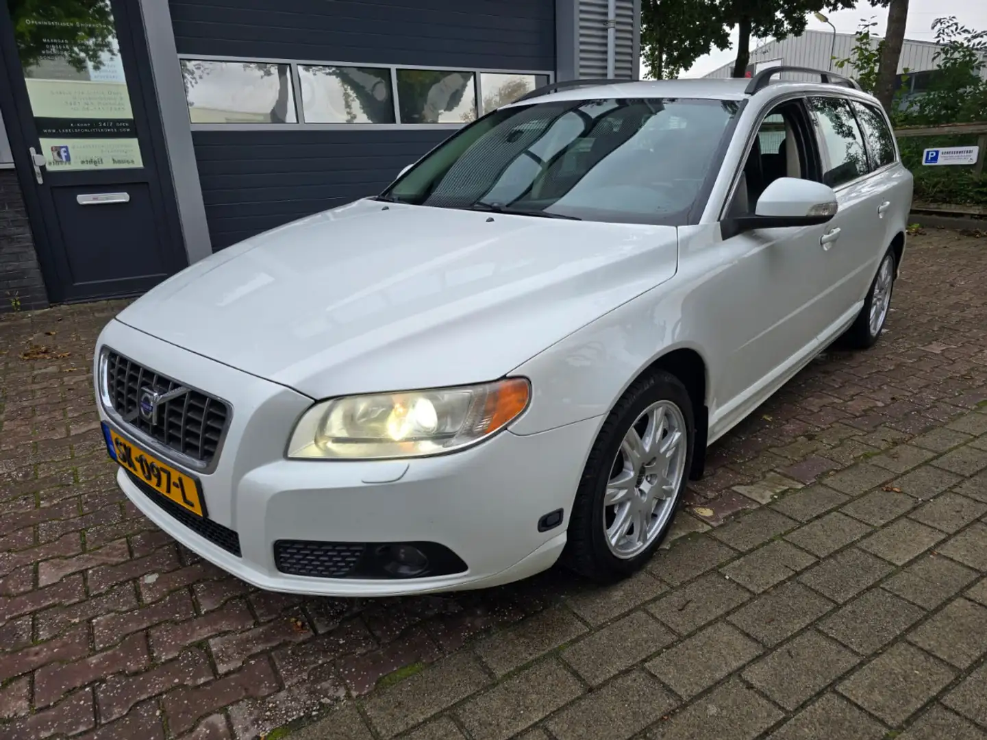 Volvo V70 2.5T Momentum Weiß - 1