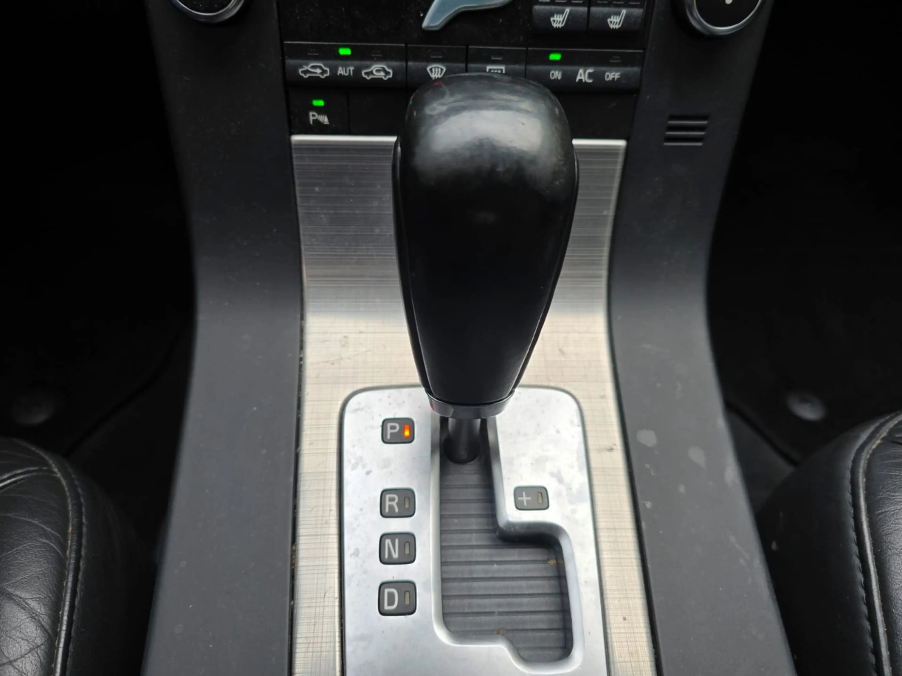 Volvo V70 2.5T Momentum — photo 11