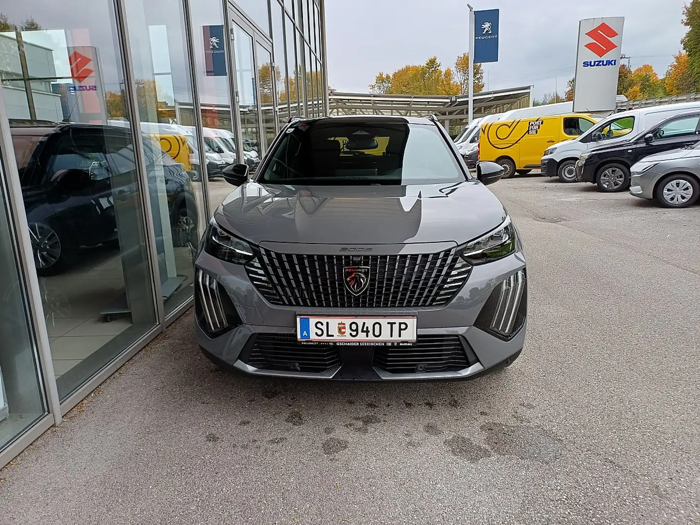 Peugeot 2008 Hybrid 145 e-DCS6 GT Grau - 2