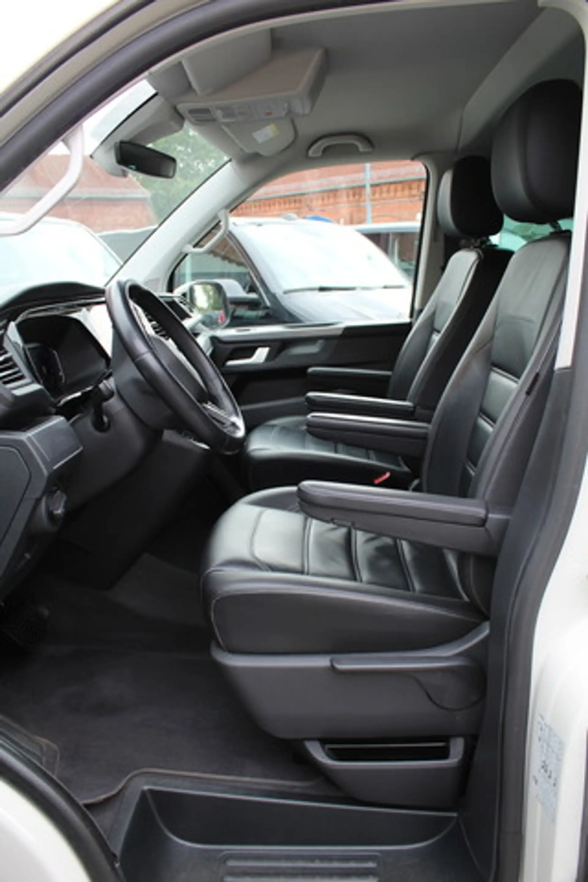 Volkswagen T6.1 Multivan Generation SIX DSG AHK ACC DCC — photo 4