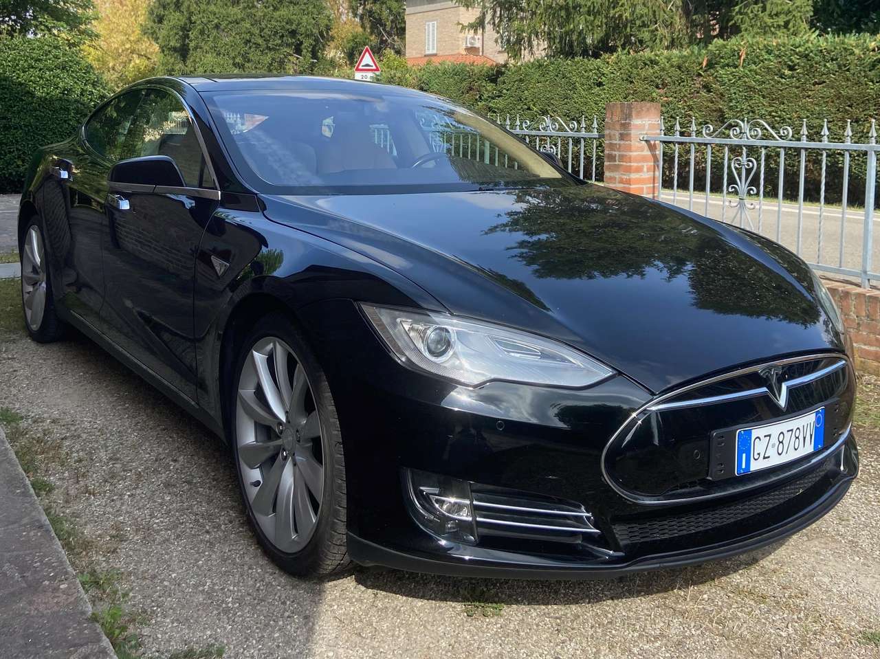 Tesla Model S versione 60 k/Wh autonomia 375km~