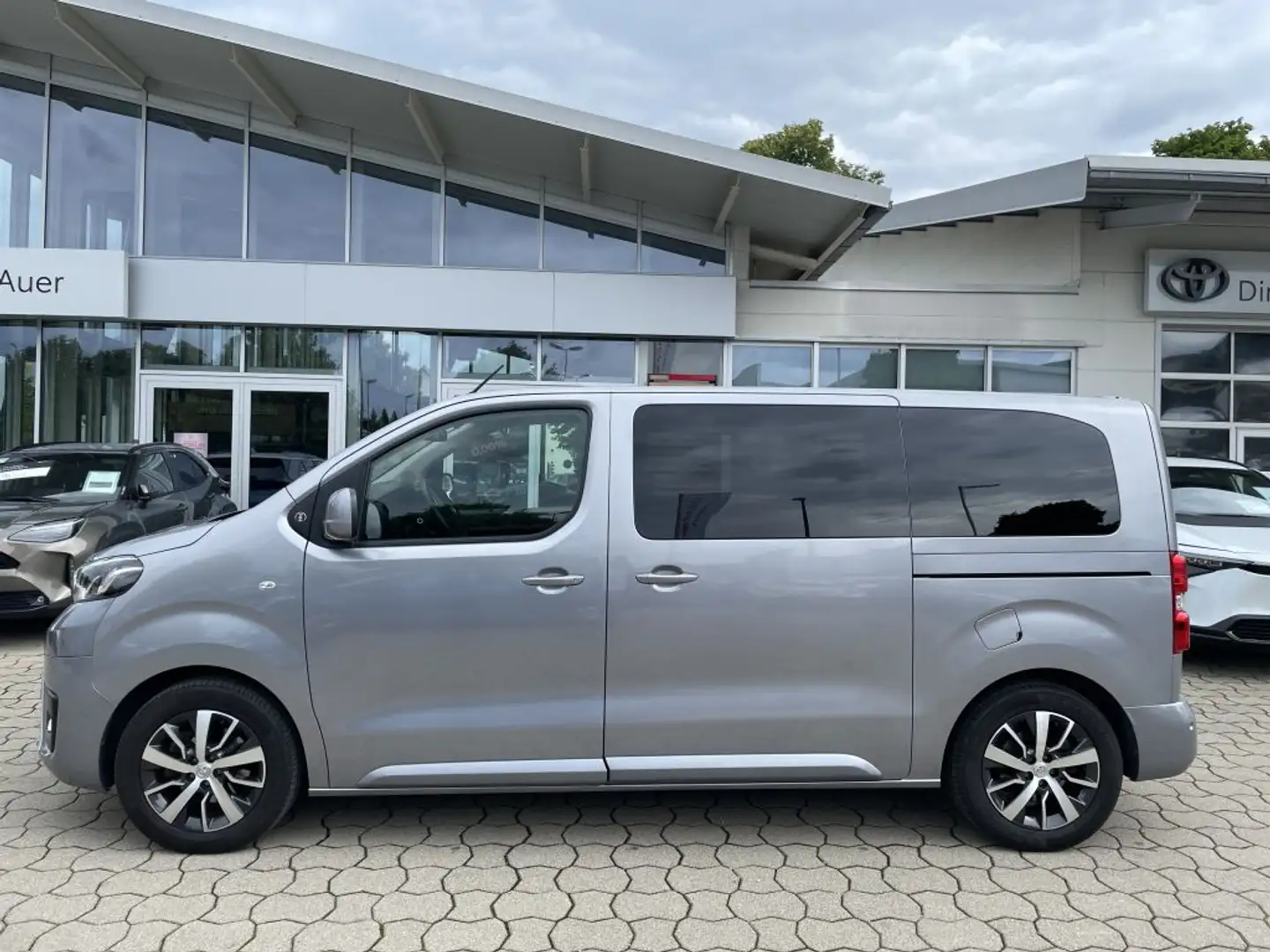 Toyota Proace 2,0-l-D-4D L1 (8-Si.) Verso *Team Deutschland* Silber - 2