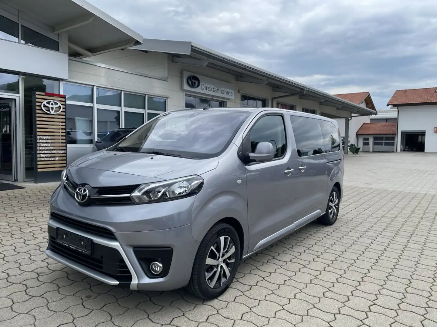Toyota Proace 2,0-l-D-4D L1 (8-Si.) Verso *Team Deutschland* Silber - 1