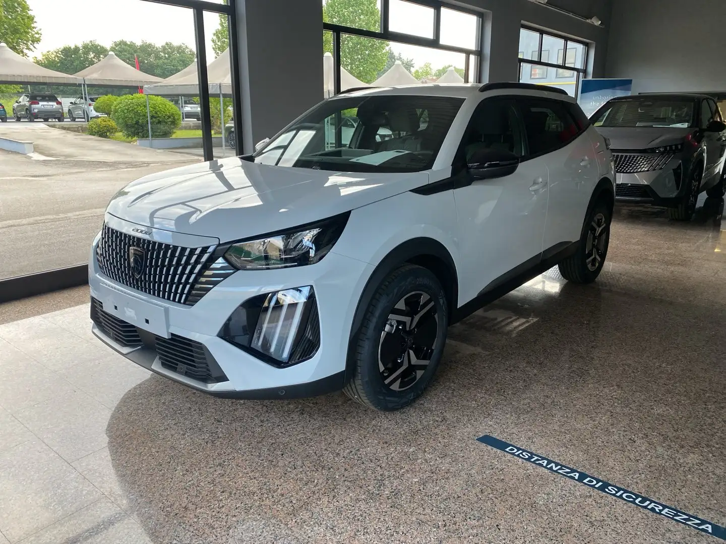 Peugeot 2008 Hybrid 145 e-DCS6 Allure Nero - 1