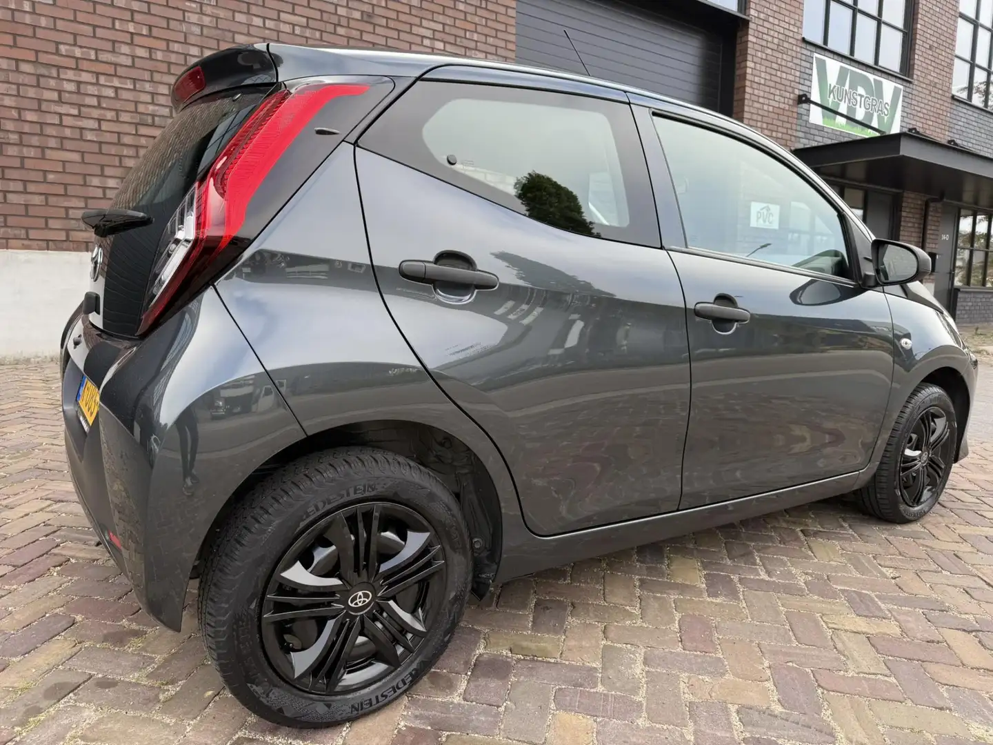 Toyota Aygo 1.0 VVT-i x-fun / 1e Eigenaar / ALL-Season banden Grijs - 2