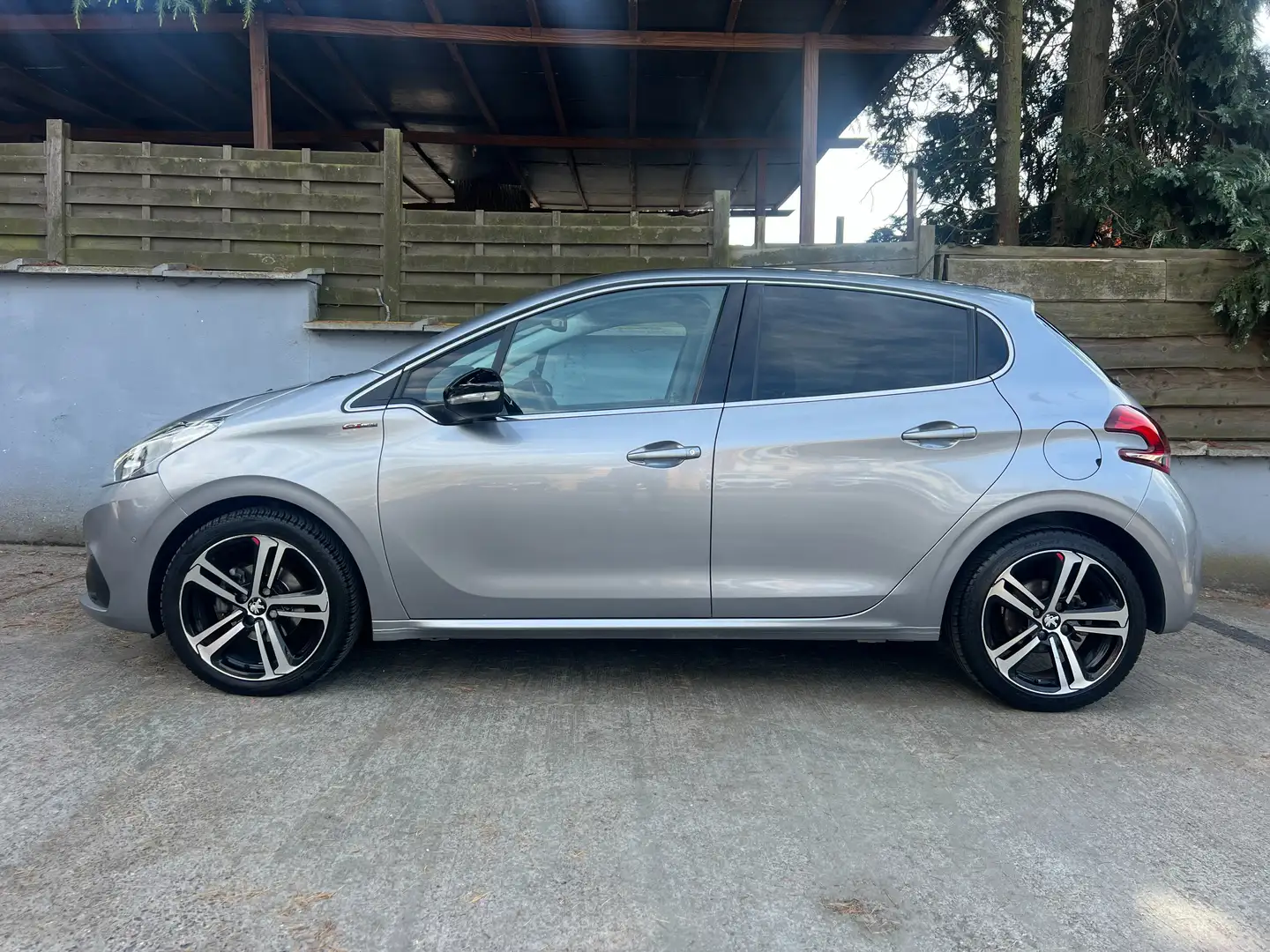 Peugeot 208 1.2 PureTech 110cv  GT Line S Automatique Grijs - 2