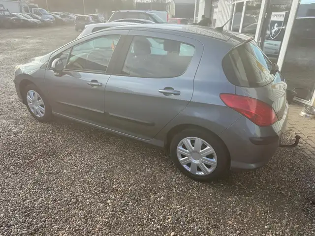 Peugeot 308 view 3