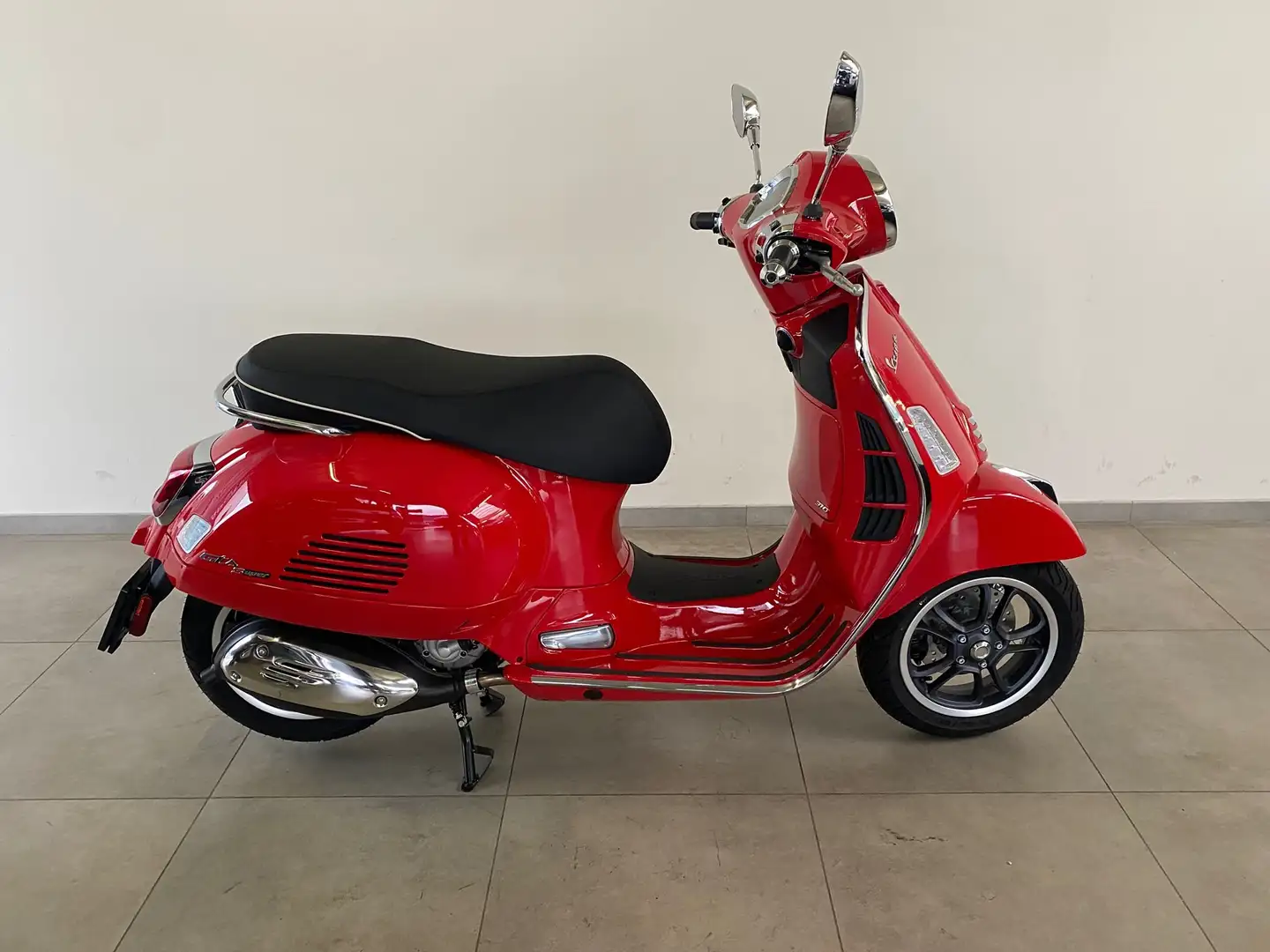 Vespa GTS 310 Super Rood - 1