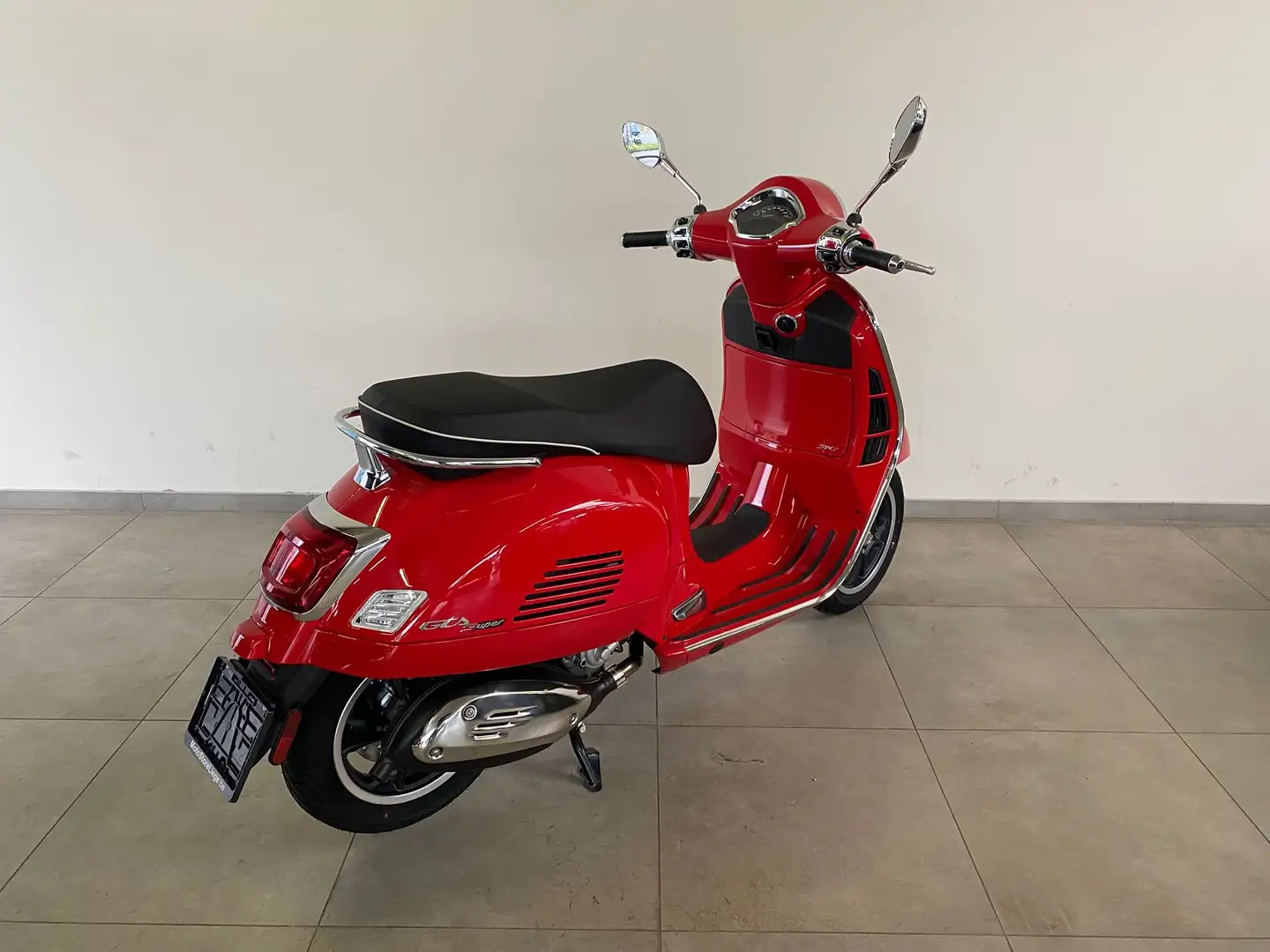 Vespa GTS 310 Super Rood - 2