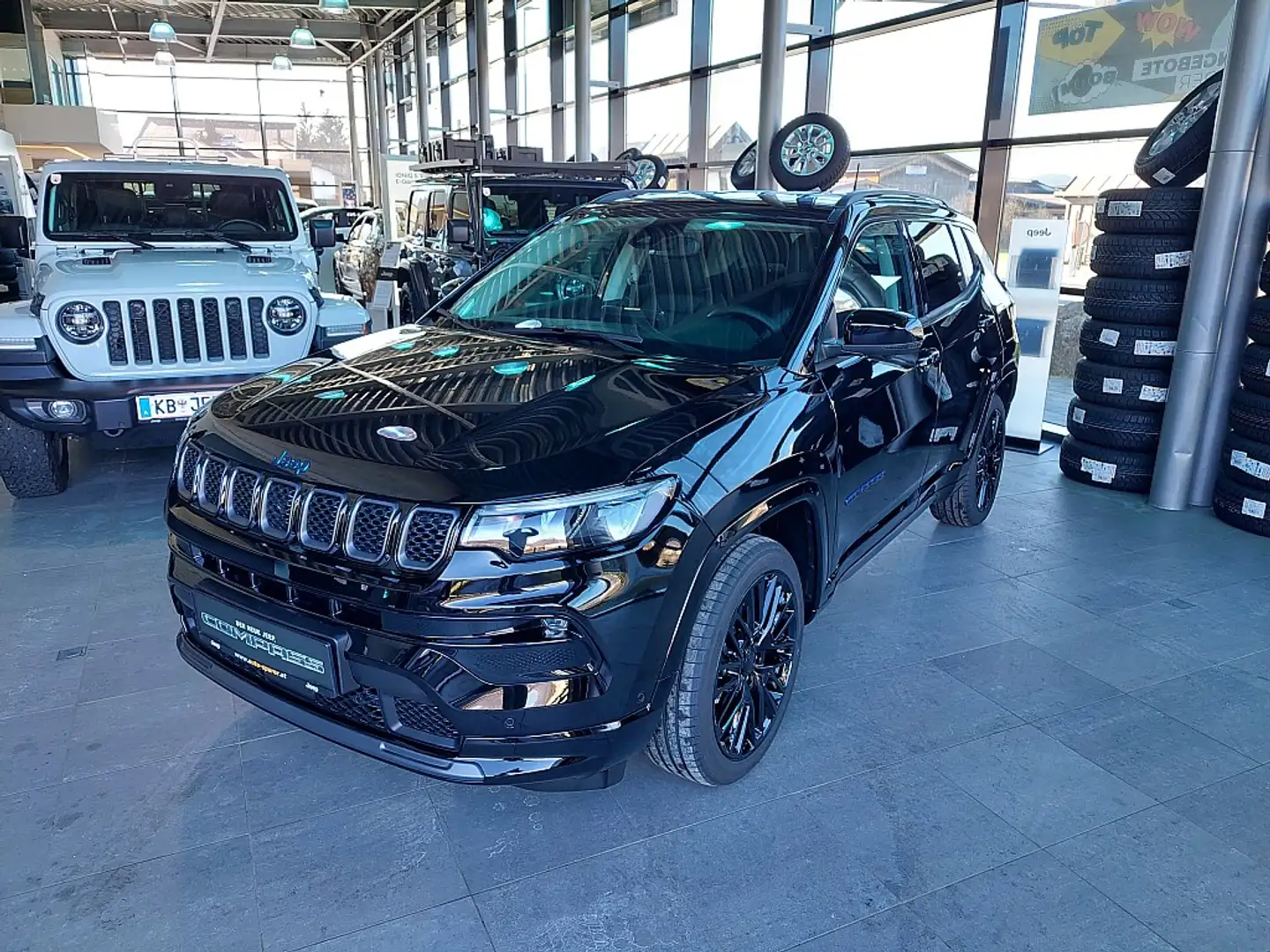 Jeep Compass 1.3 PHEV Upland 240 PS AT 4xe Schwarz - 1