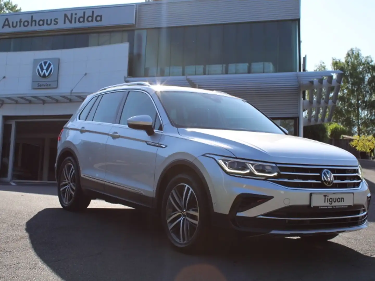 Volkswagen Tiguan 1.5 TSI Elegance DSG -STHZ.-NAVI-KAMERA-AHK Zilver - 2