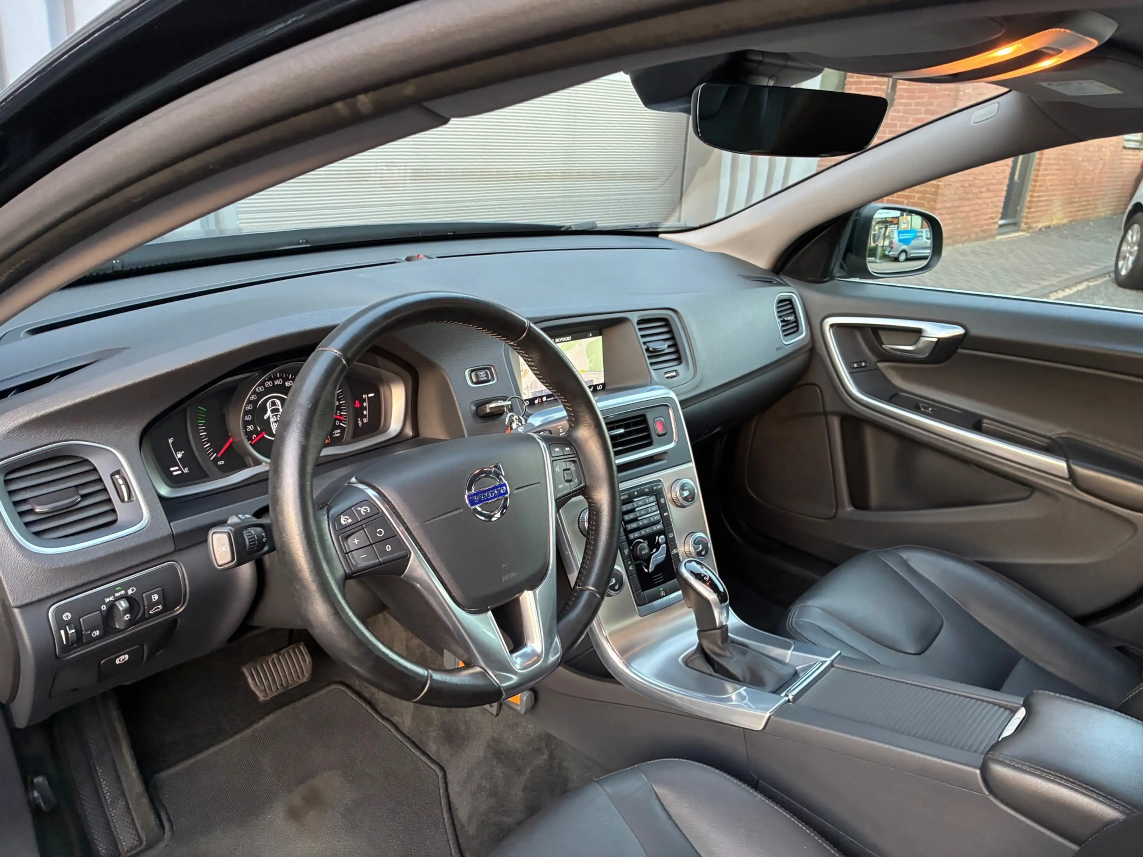 Volvo S60 1.5 T3 Momentum Automaat Leder Navigatie Trekhaak — photo 10