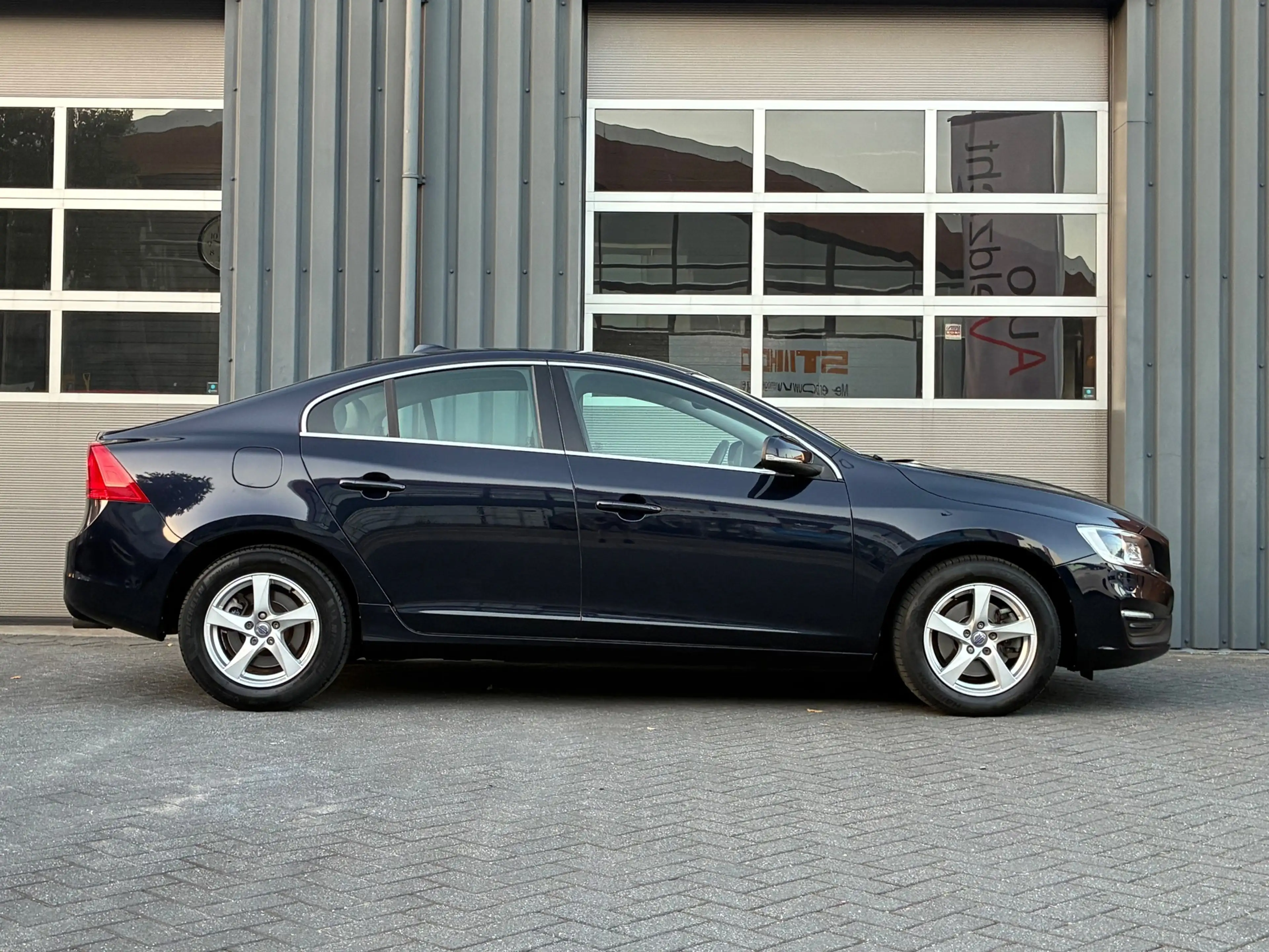 Volvo S60 1.5 T3 Momentum Automaat Leder Navigatie Trekhaak — photo 2
