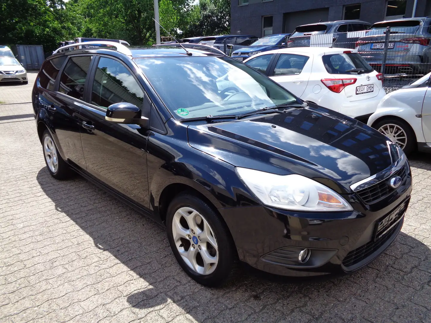 Ford Focus 1.6 TDCI Viva, Klima, Navi, PDC, 1.Hand Schwarz - 1