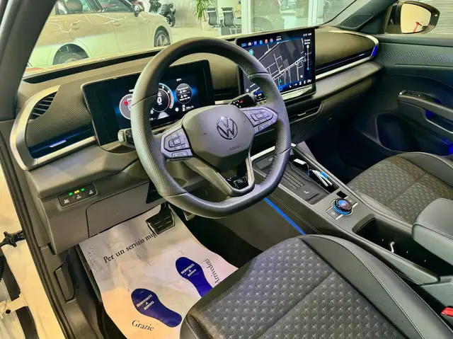Volkswagen T-Roc view 9