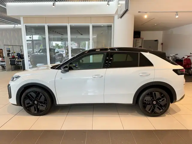 Volkswagen T-Roc view 4