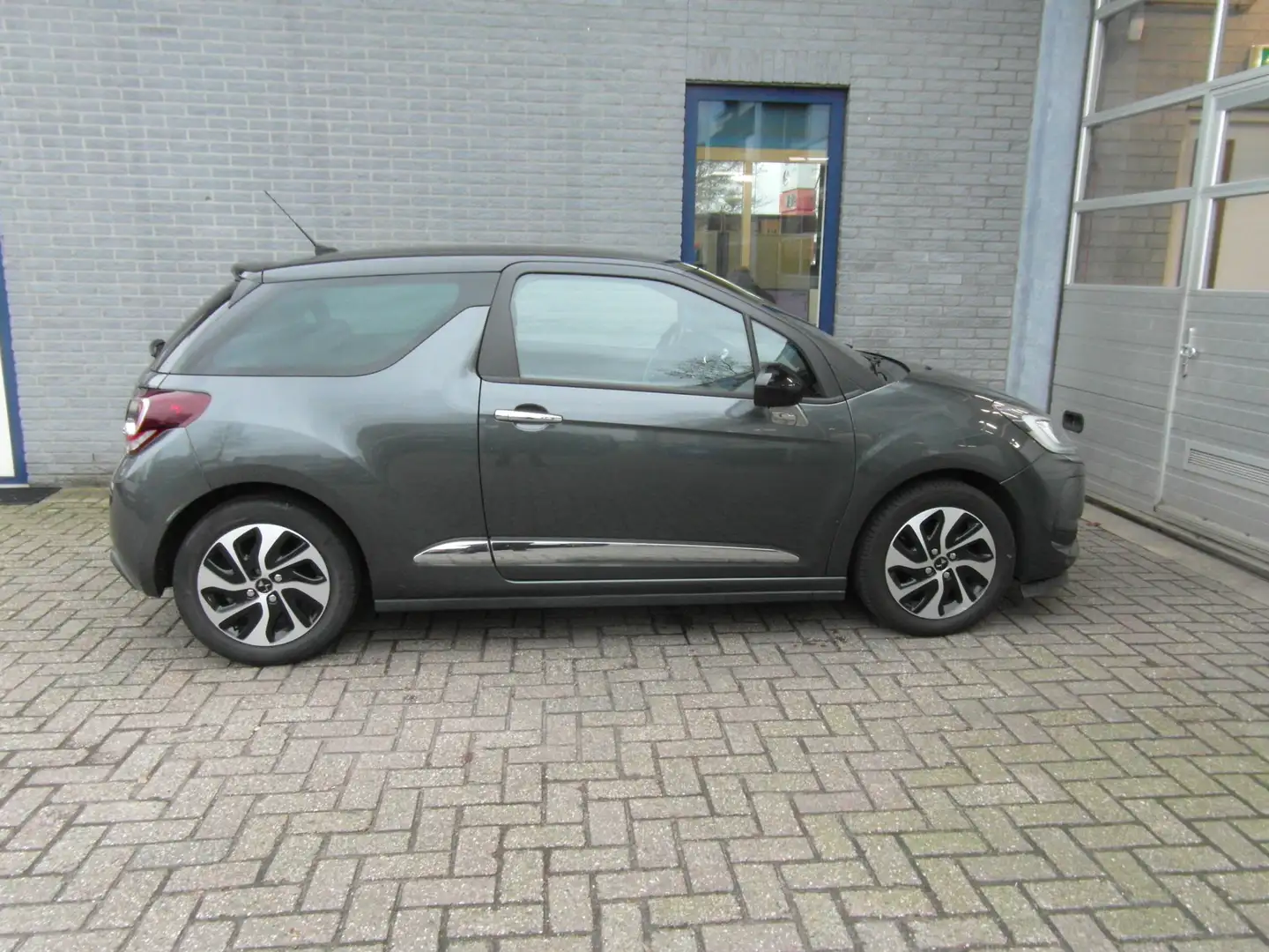 DS Automobiles DS 3 1.2 PureTech So Chic Inclusief Afleveringskosten Grijs - 2