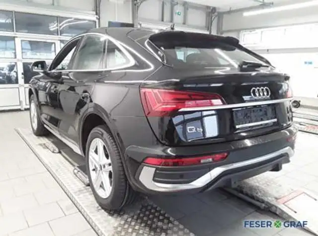 Audi Q5 view 4