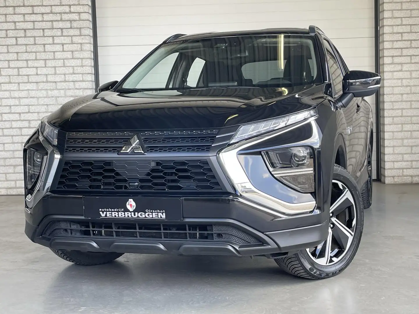 Mitsubishi Eclipse Cross 2.4 PHEV Intense | 18" LMV | Carplay | Stoelverw. Schwarz - 1
