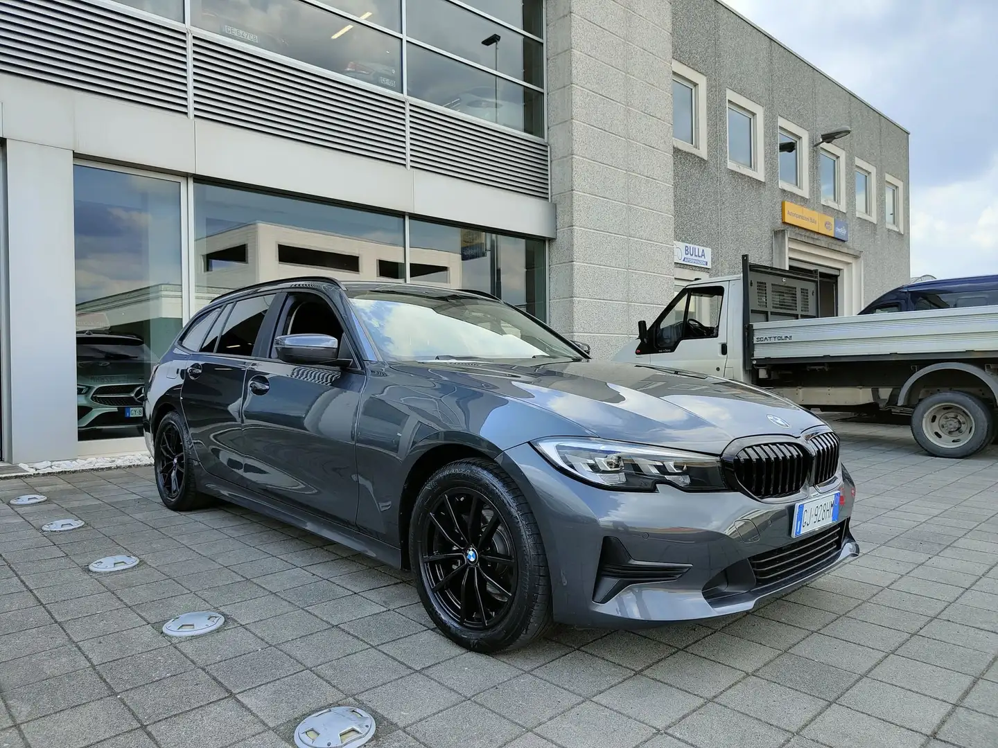 BMW 316 d Touring MHEV auto Navi Sensori FariLED TriZona Šedá - 2