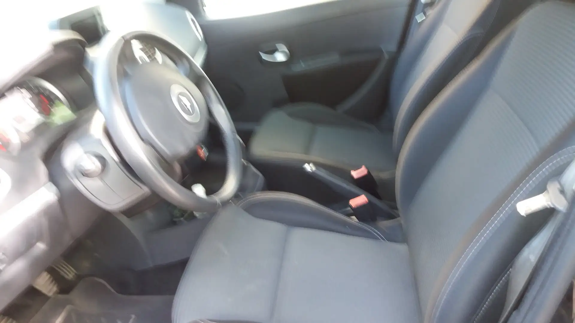 Renault Clio 1.2i TomTom LIVE Zwart - 2