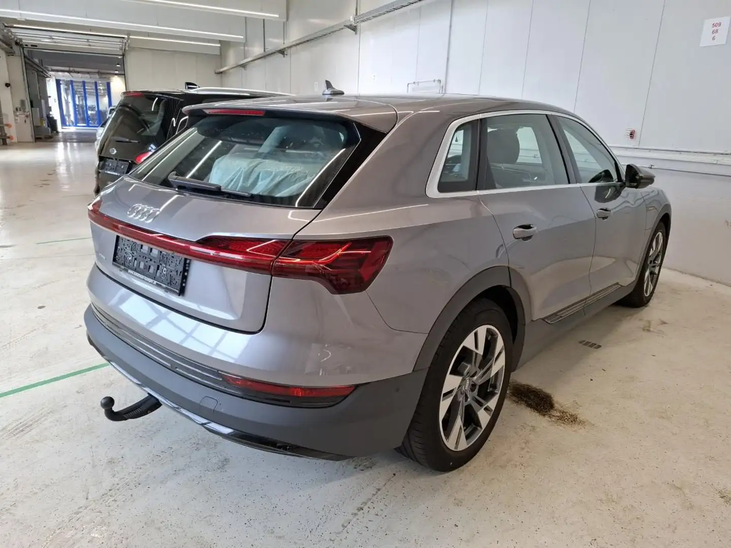 Audi e-tron 50 quattro 230 kW Business Grey - 2