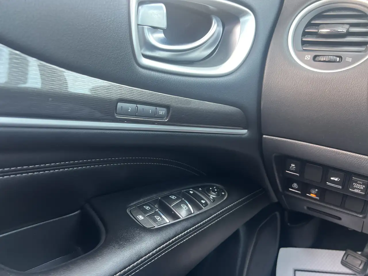 Infiniti QX60 снимка Infiniti QX60