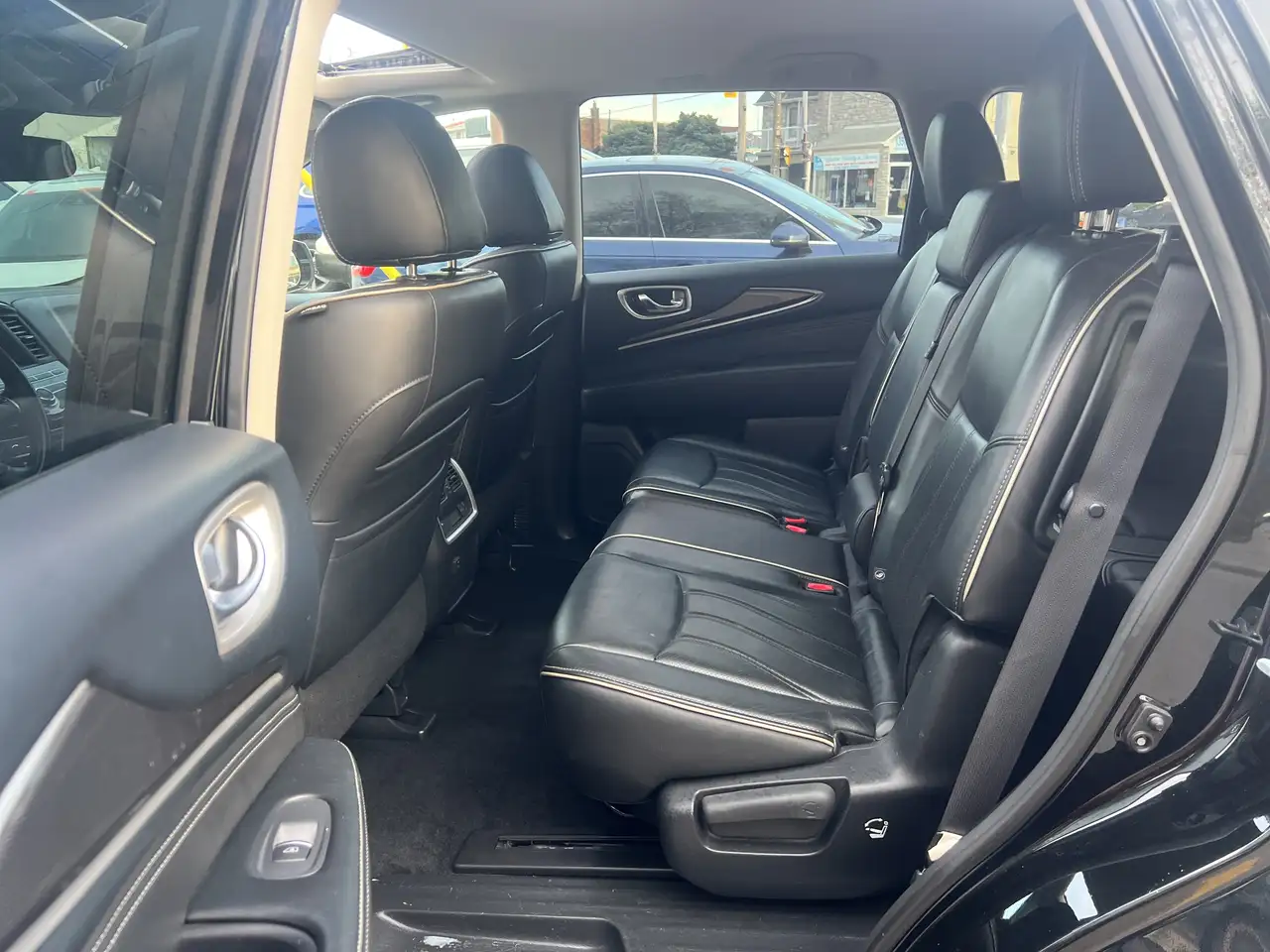 Infiniti QX60 снимка Infiniti QX60
