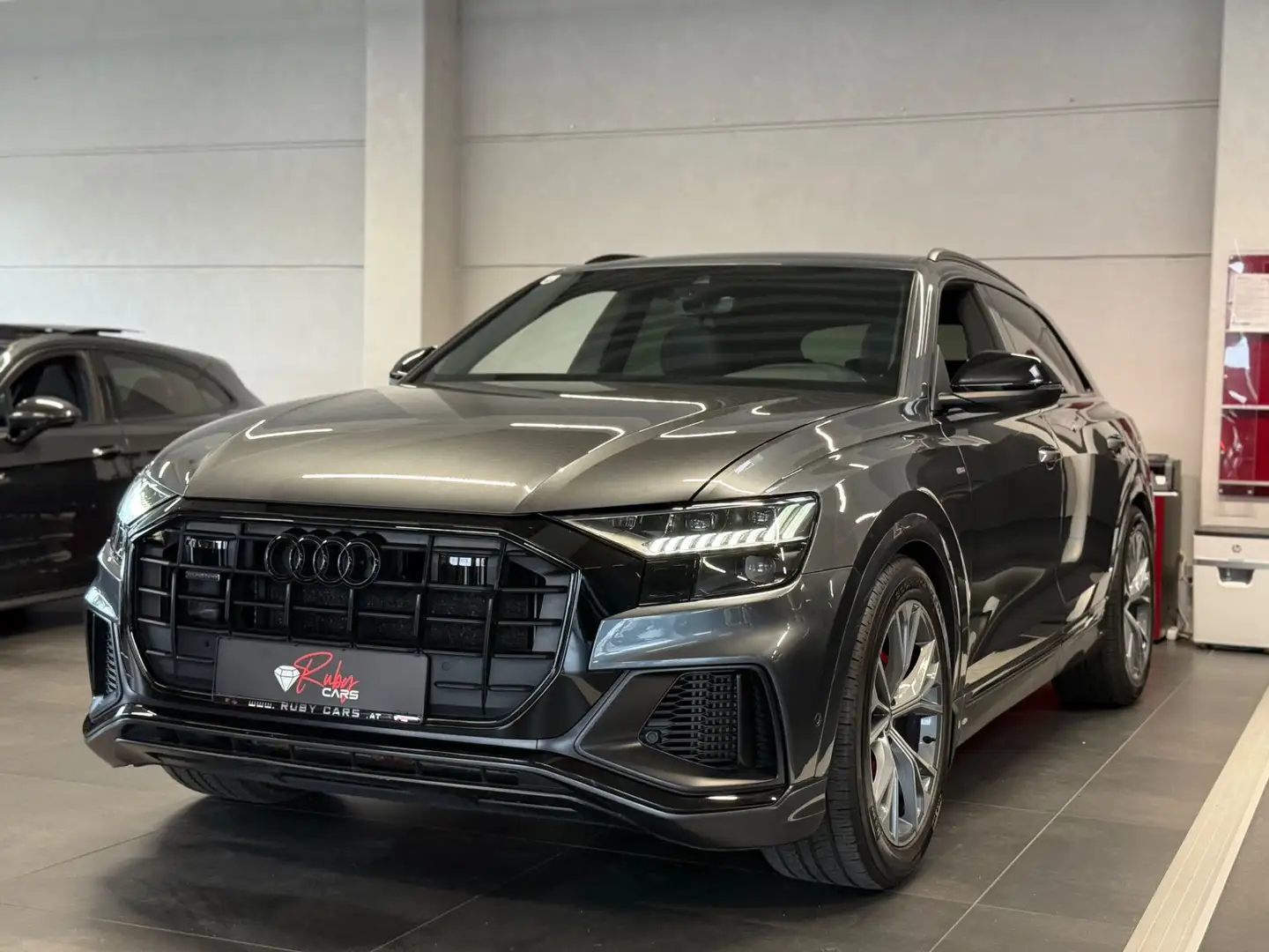 Audi Q8 60 TFSI e quattro Silber - 2