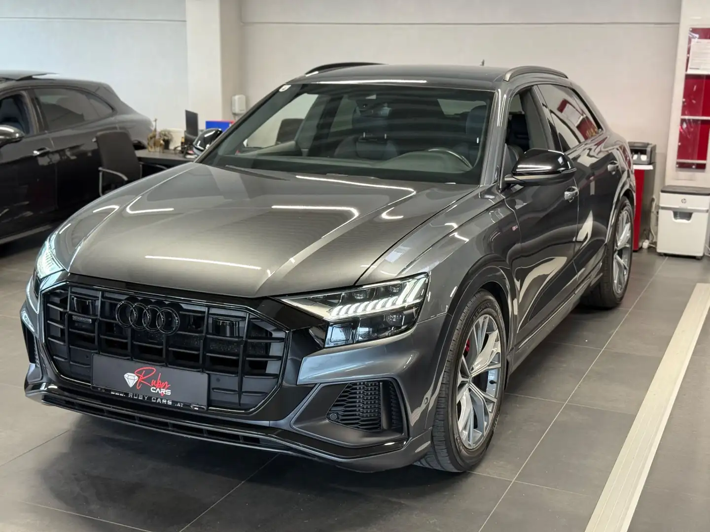 Audi Q8 60 TFSI e quattro Silber - 1