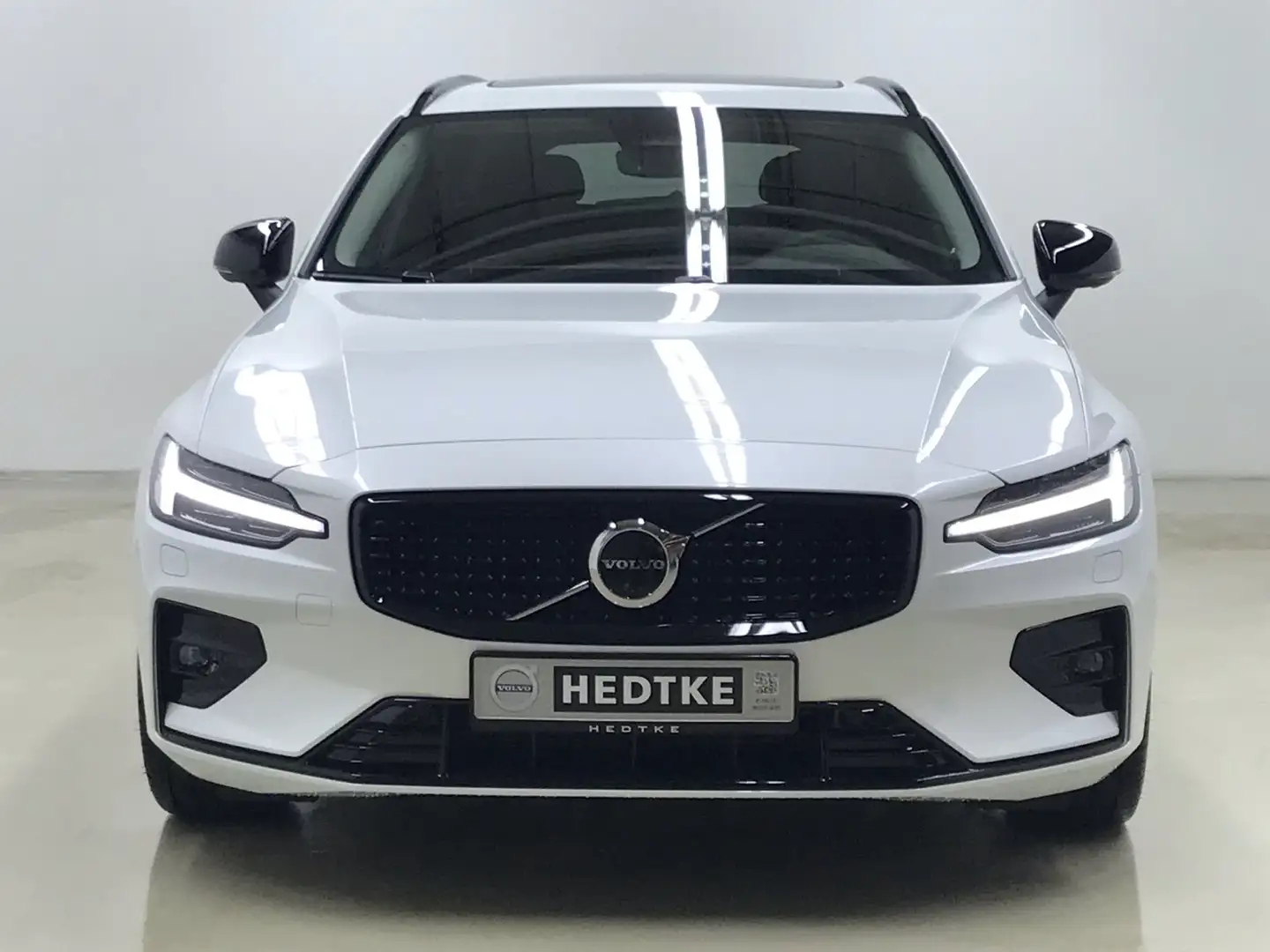 Volvo V60 B4 Diesel Plus Dark 19"+AHK+PANO+STANDHZ+360 Weiß - 2