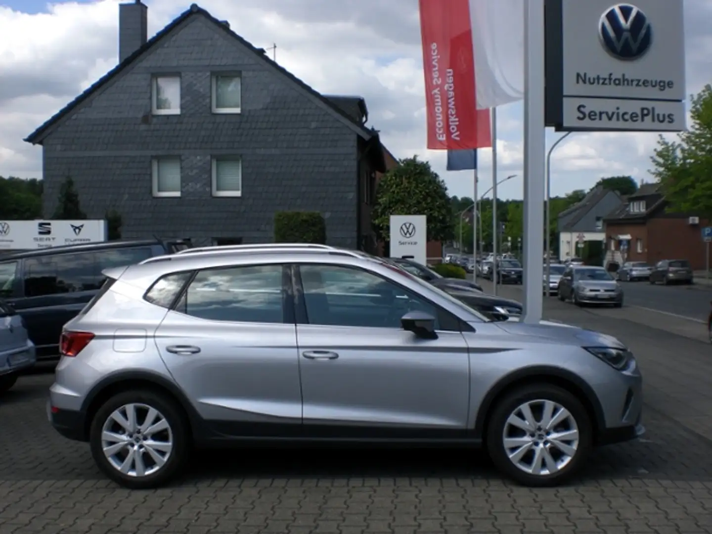 SEAT Arona X-Perience 10 TSI DSG LED NAVI GRA FULL LINK Plateado - 2