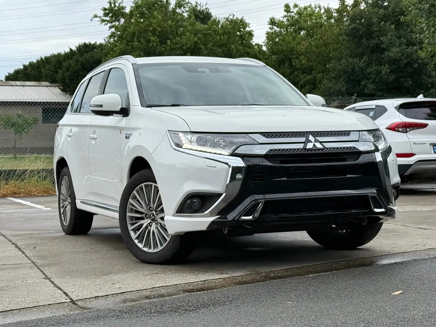 Mitsubishi Outlander 2.4i 4WD  Intense-Plug in-36 co2-2020-98000-Carpas Blanc - 2