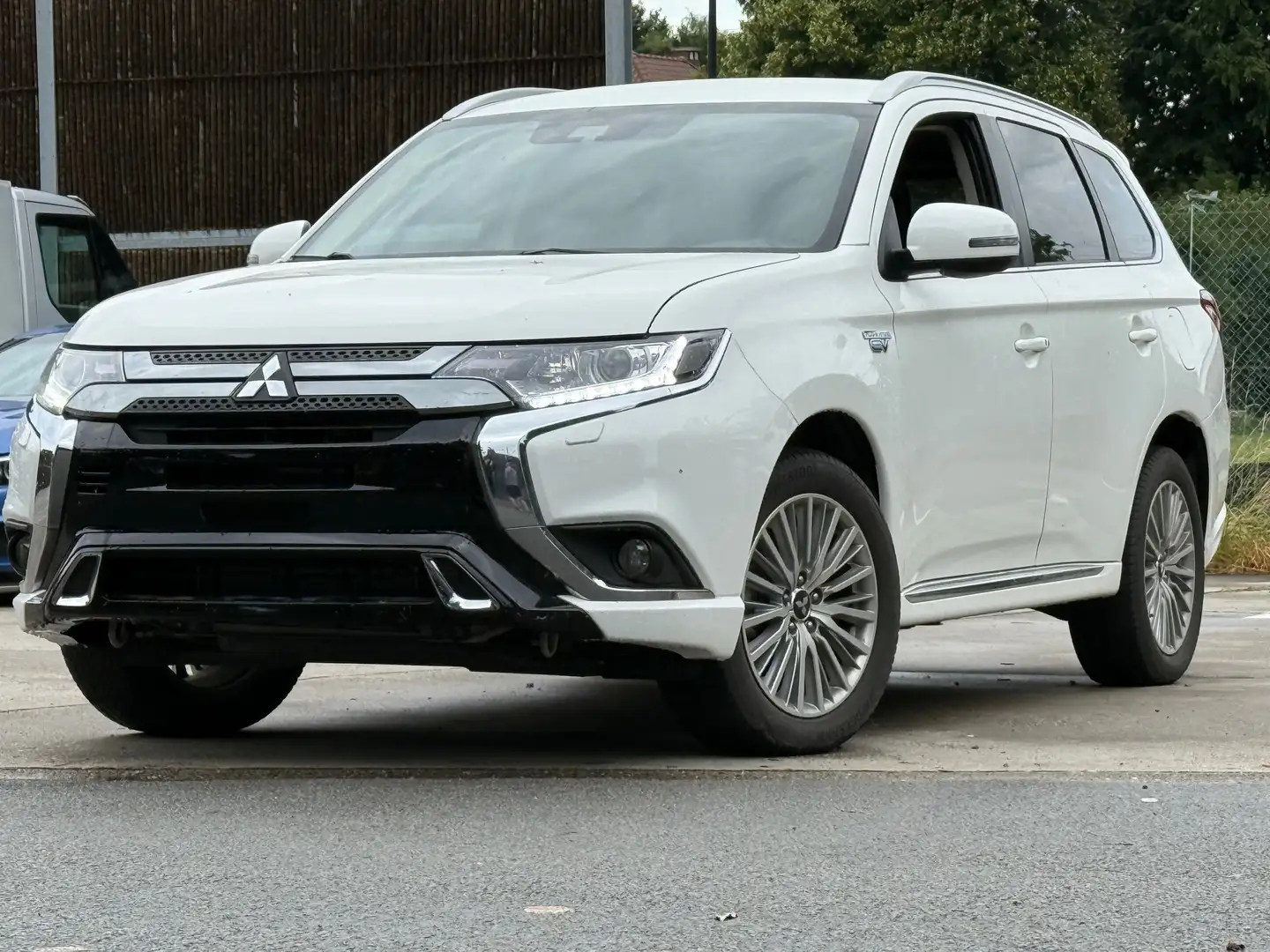 Mitsubishi Outlander 2.4i 4WD  Intense-Plug in-36 co2-2020-98000-Carpas Blanc - 1
