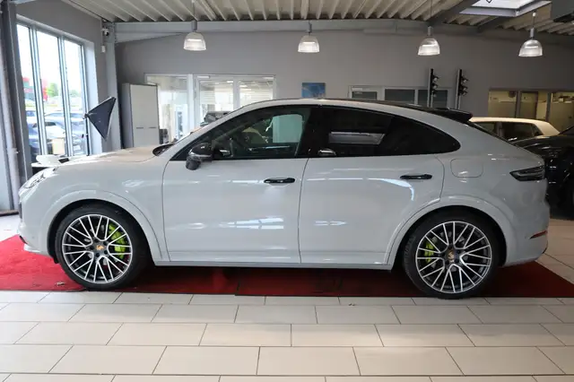 Porsche Cayenne view 2