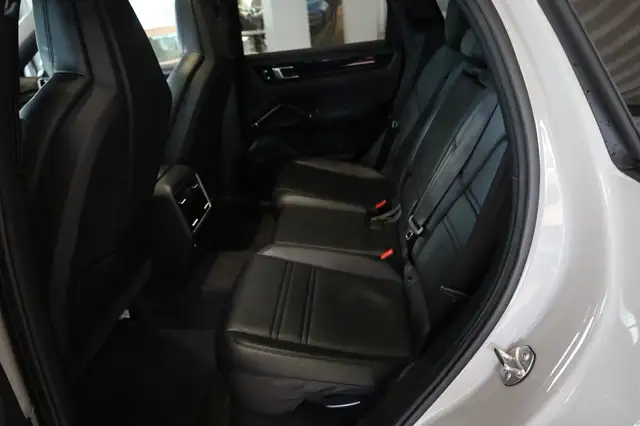 Porsche Cayenne view 14