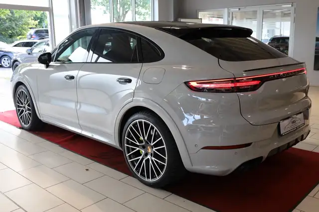 Porsche Cayenne view 3