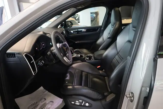 Porsche Cayenne view 15