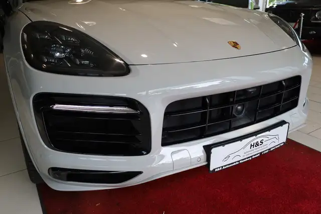 Porsche Cayenne view 10