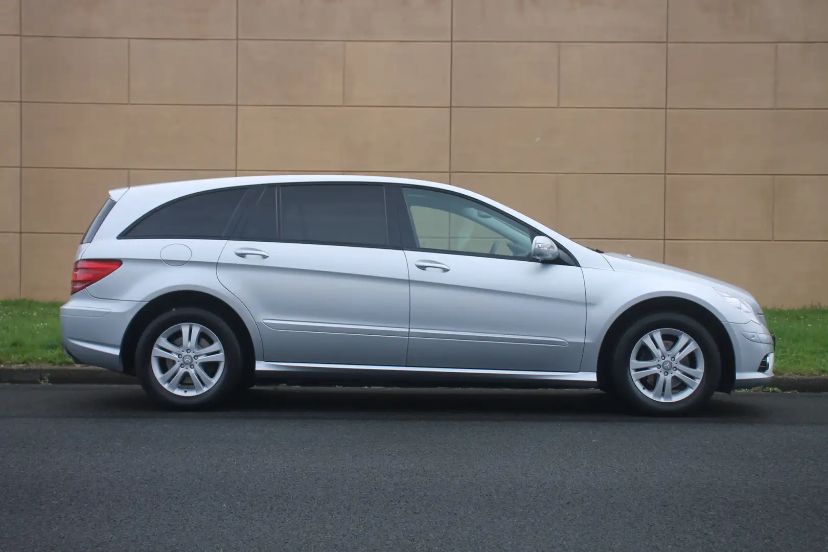 Mercedes-Benz R 350 Lang 4-Matic 7p. Stříbrná - 2