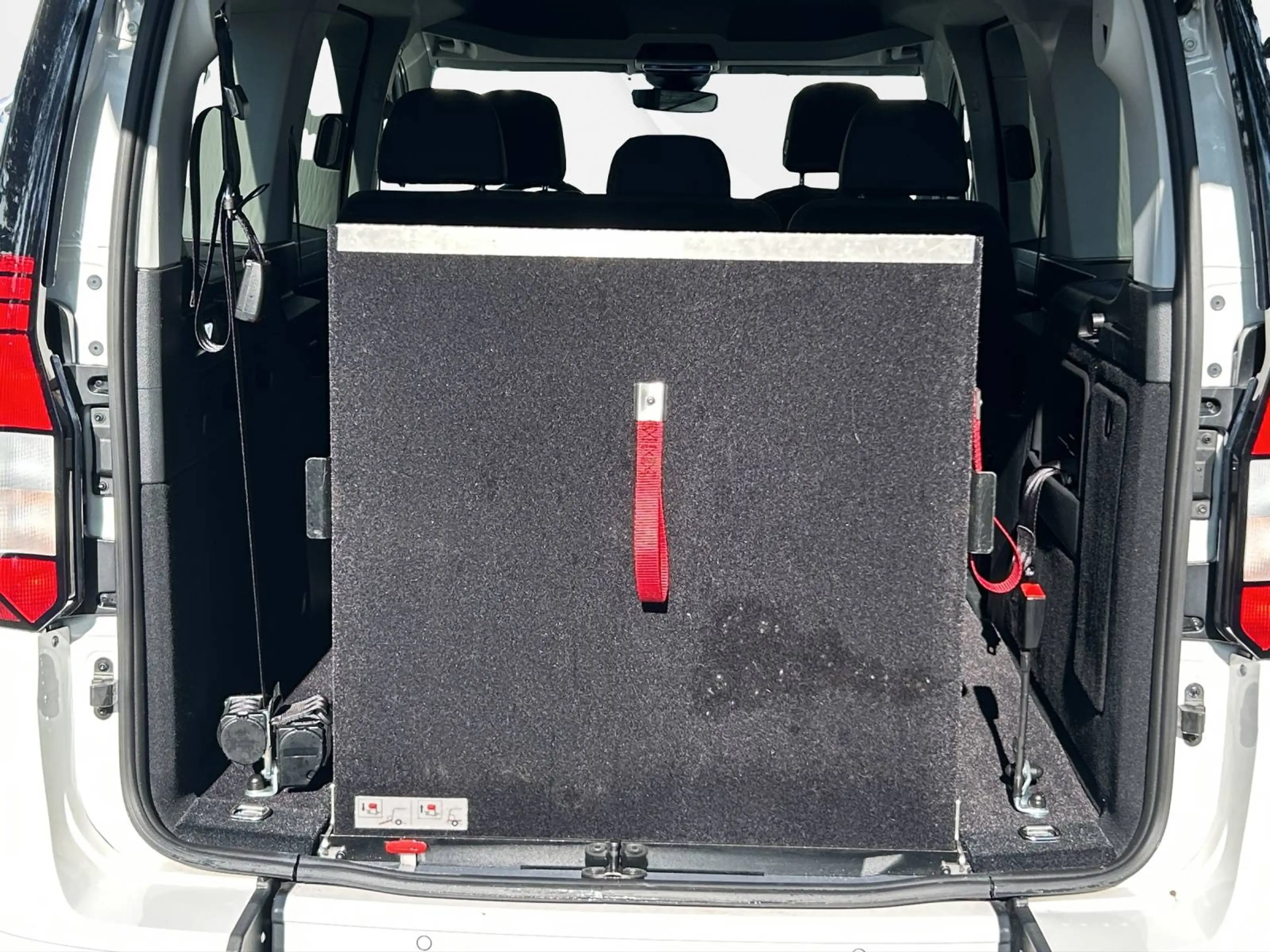 Volkswagen Caddy Maxi — photo 11