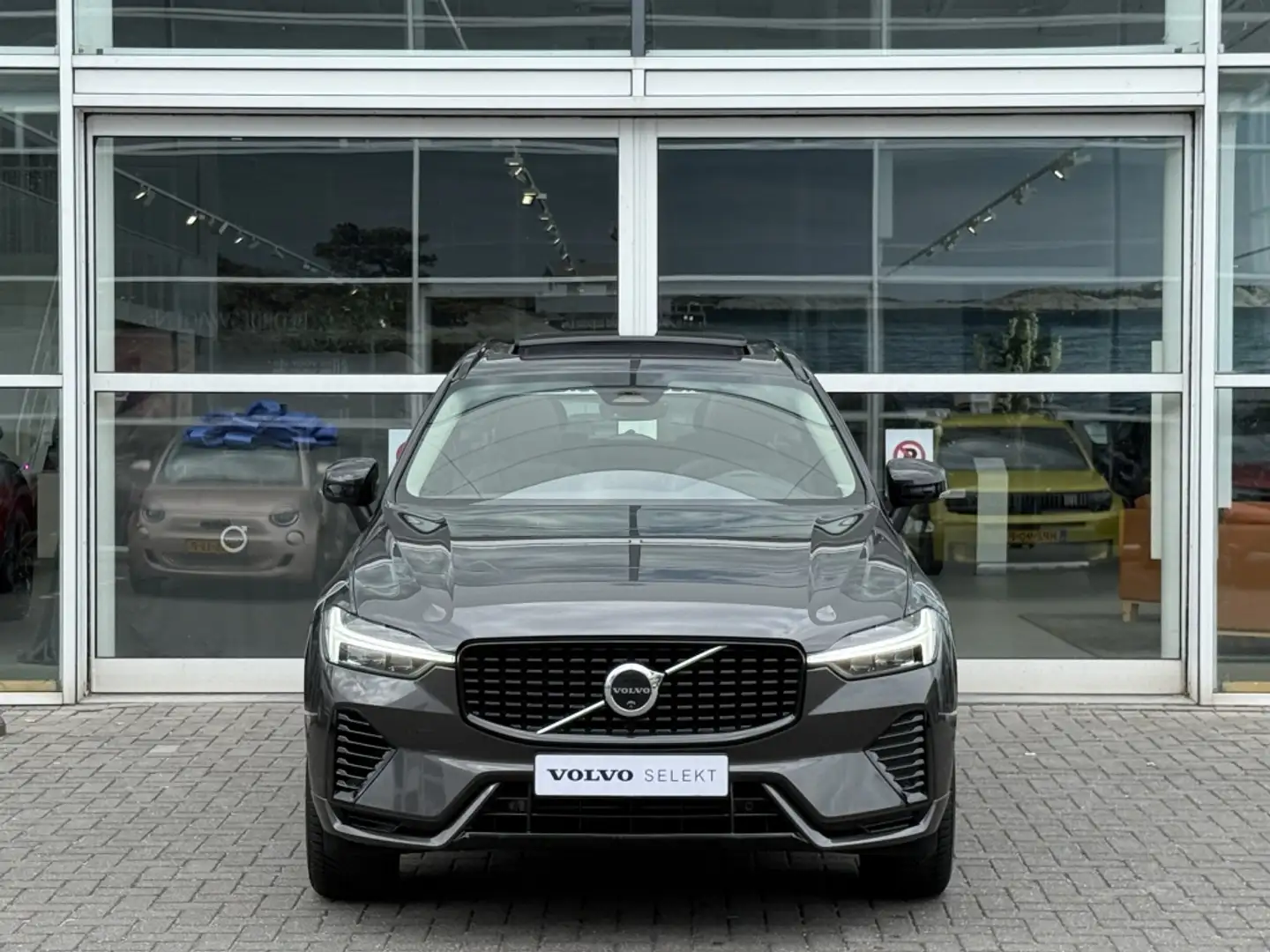Volvo XC60 2.0 T6 AWD + Dark Grijs - 2