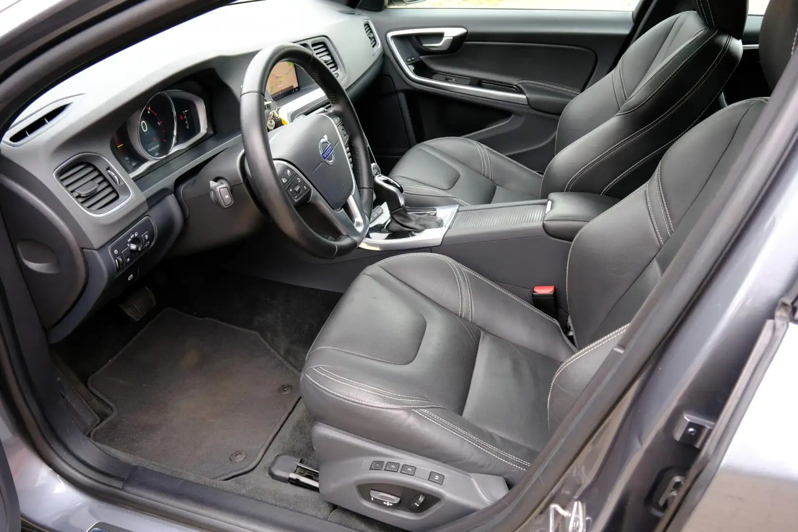 Volvo V60 2.4 D5 Twin Engine Special Edition Aut. *55.000km! Grijs - 2
