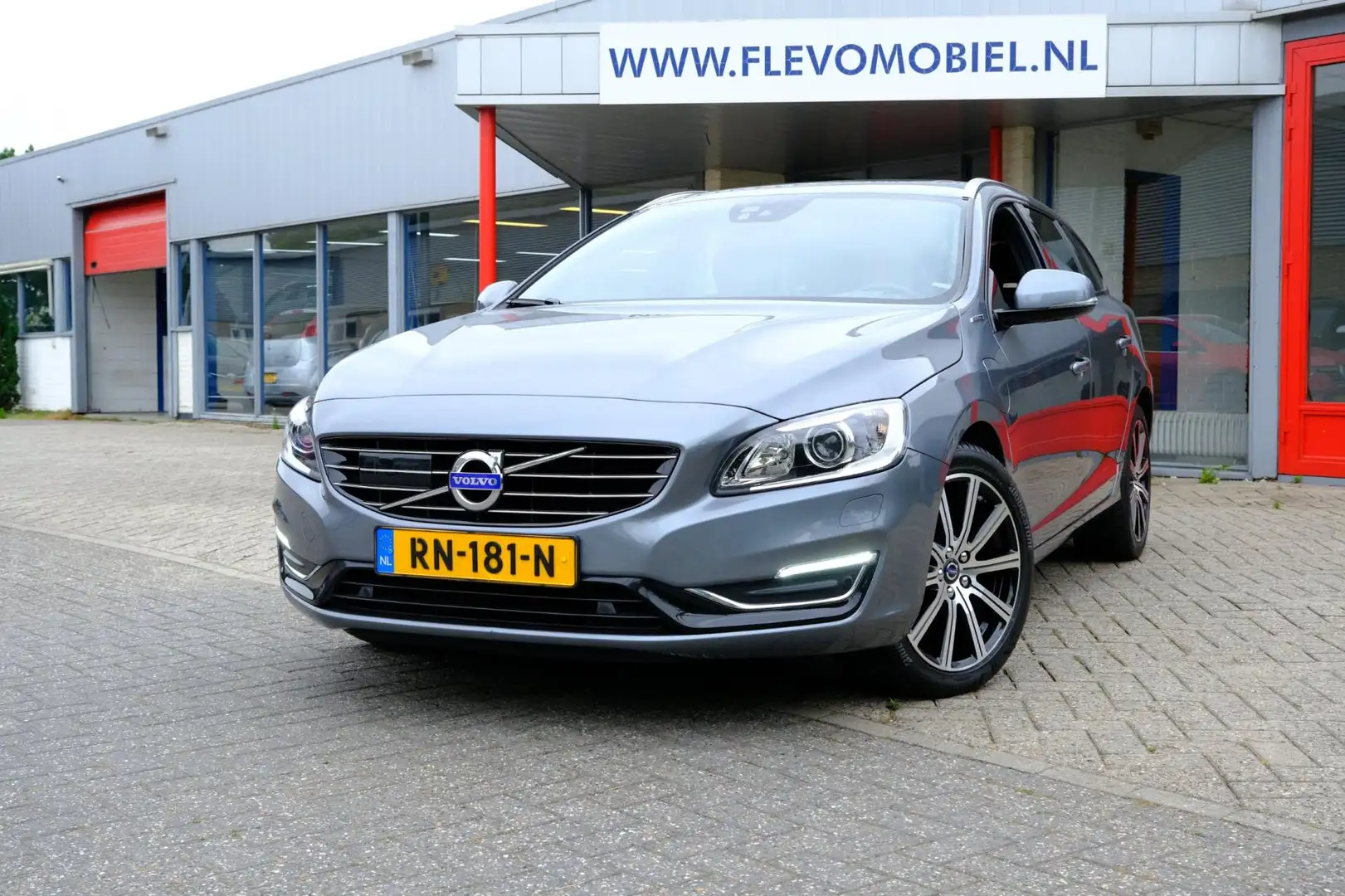 Volvo V60 2.4 D5 Twin Engine Special Edition Aut. *55.000km! Grijs - 1