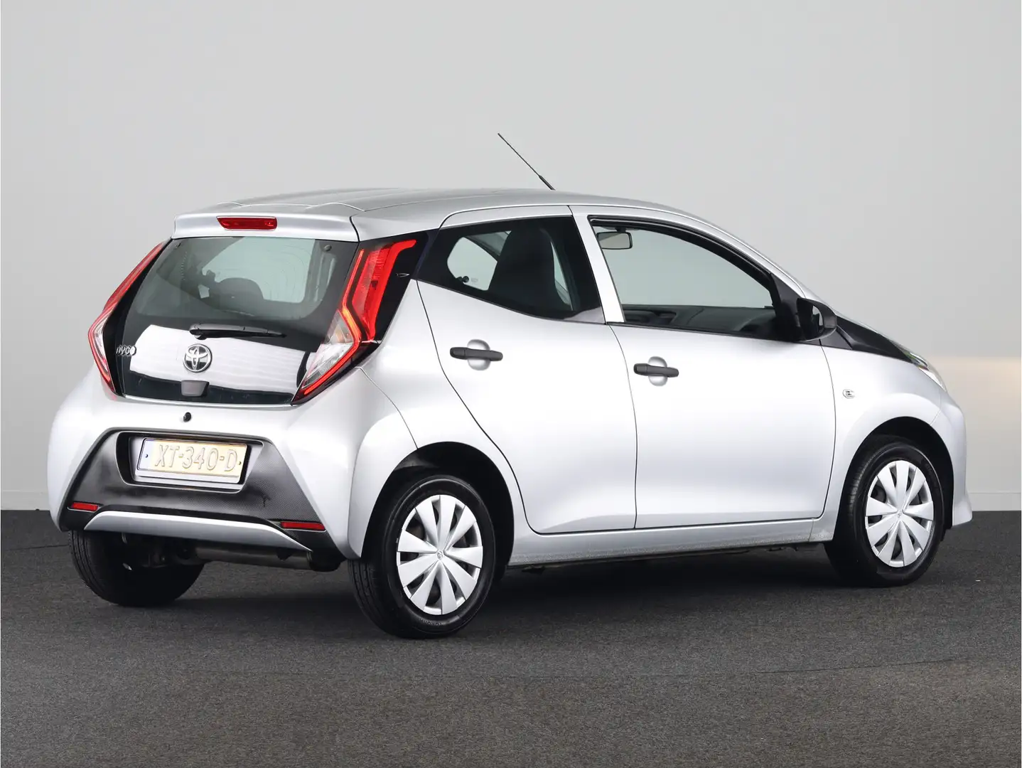 Toyota Aygo 1.0 VVT-i x-fun | Bluetooth | Airco | Metallic Lak Argent - 2