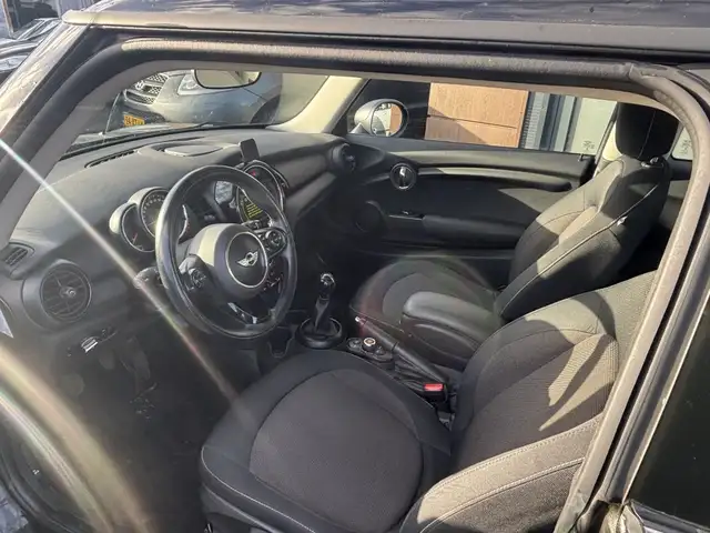 Mini Hatch view 5